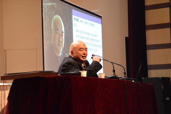 尹沧海教授在兰州大学艺术学院讲座.jpg