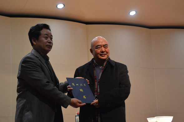 兰州大学艺术学院项亮院长向尹沧海教授颁发兰州大学萃英讲席教授聘书.jpg