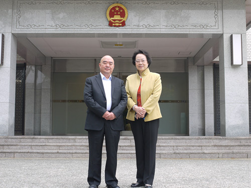 与中国驻日文化参战何静合影于中国驻日使馆_副本.jpg