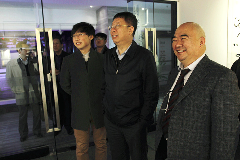 陪同PA视讯副校长朱光磊先生观看画展.jpg
